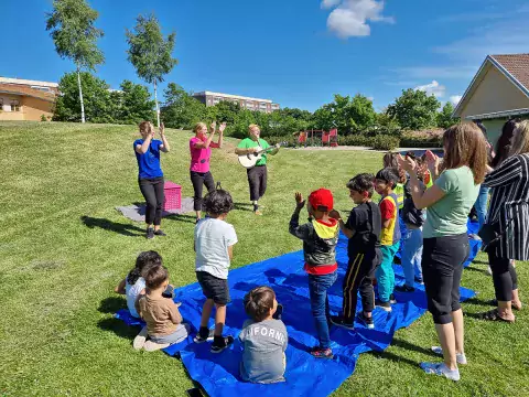 Malmö Live Konserthus pedagoger spelar musik framför barn
