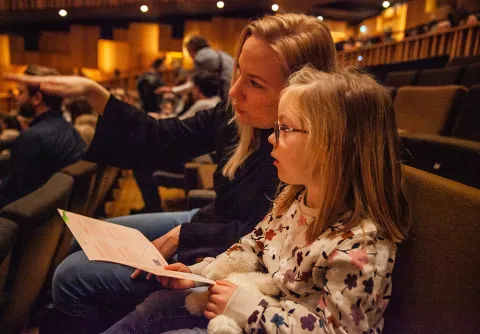 Flicka upplever Nallekonsert på Malmö Live Konserthus