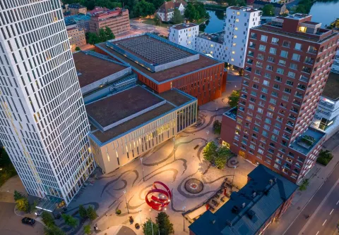 Drönarbild över Dag Hammarskiölds torg och Malmö Live Konserthus