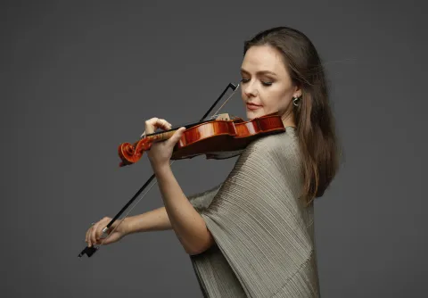 Alexandra Conunova, solist i Sjostakovitj och Brabbins, spelar fiol
