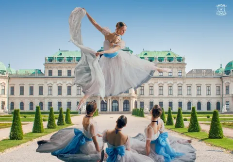 Ballerinor framför byggnad
