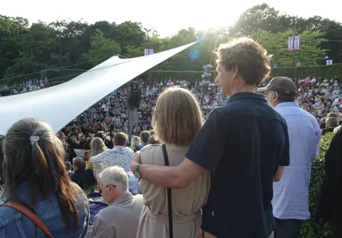 Publik överblickar Pildammsteatern på Malmö Sommarscen.