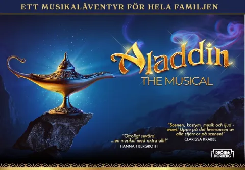Oljelampa mot stjärnklar natt. Text: Ett musikaläventyr för hela familjen. Aladdin the Musical av Dröse Norberg. Citat: Otroligt sevärd musikal med extra allt. Sceneri, kostym, musik och ljud - wow!! Uppe på det leveransen av alla stjärnor på scenen.