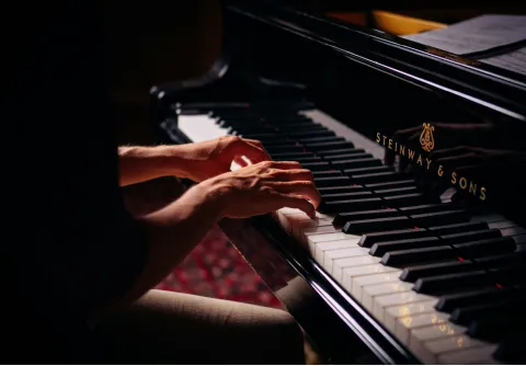 Fingrar som spelar på piano