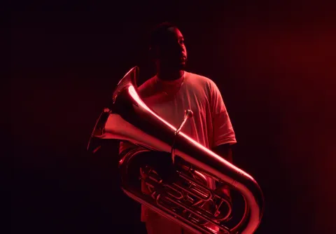 Theon Cross med tuba