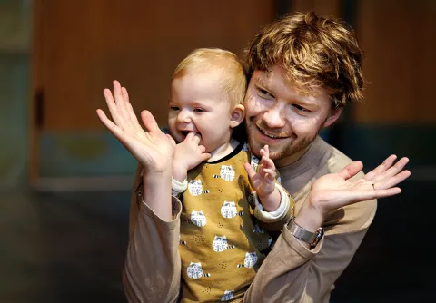 Förälder med bebis på Babyrytmik.
