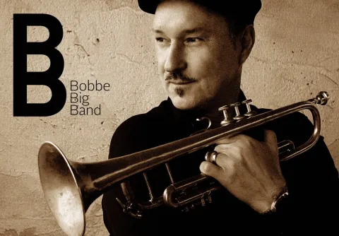 Porträtt av Peter Asplund med trumpet och Bobbe Big Bands logotyp