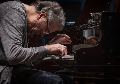 Bobo Stenson vid sitt piano.