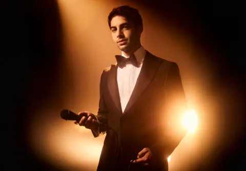 En bild på Darin i svart kostym