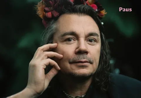 Emil Jensen med krans på huvudet och texten "Paus"