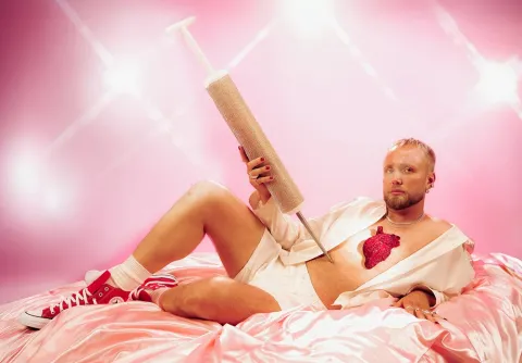 Edvin ligger ner och håller i en stor spruta