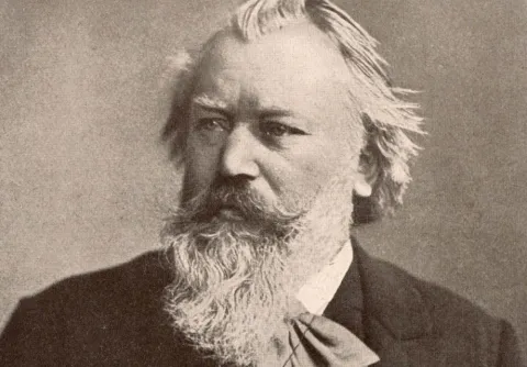 Porträtt av man i svartvitt till konserten Brahms etta med Malmö Symfoniorkester.