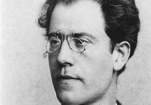 Svartvit bild på man där endast ansiktet syns till konserten Mahler och Döden i Venedig med Malmö Symfoniorkester.