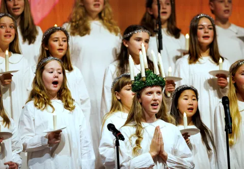 Sjungande luciakör till konserten julstämning för familjen med Malmö Symfoniorkester.