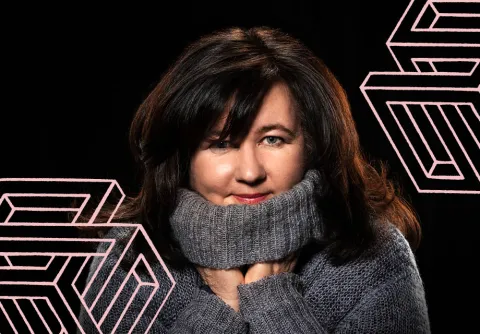 Person klädd i en varm, stickad tröja mot mörk bakgrund, omgiven av grafiska linjeillustrationer.