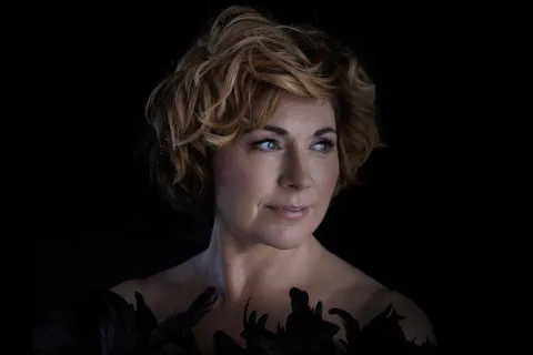 En bild på Sissel Kyrkjebö framför svart bakgrund till konserten Sissels jul