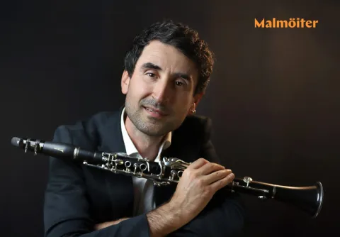 Blagoj Lamjov som håller i en oboe framför en svart bakgrund