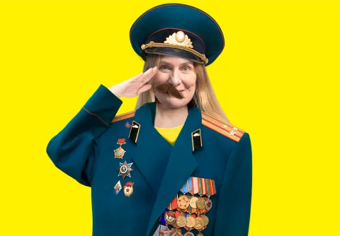 Malmö Möts - Demokrativeckan - Sveriges nästa diktator - en kvinna med mustasch och officer klädsel mot en guld bakgrund