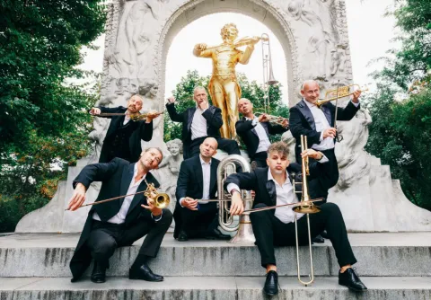 Ett porträtt av gruppen Mnozil Brass med sina instrument