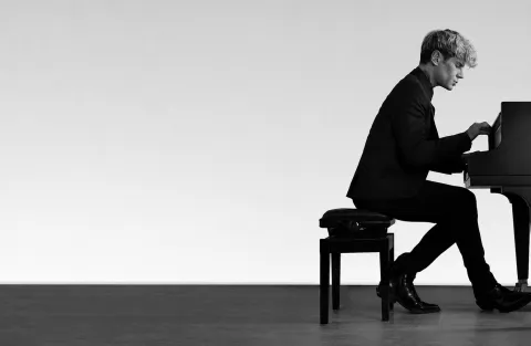 Maxim spelar piano
