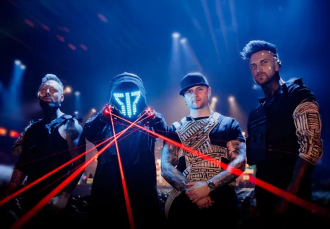 Porträtt av 4 bandmedlemmar i gruppen Smash Into Peaces