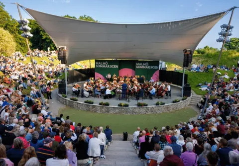 Bilden visar malmö sommarscen med publik och scen 
