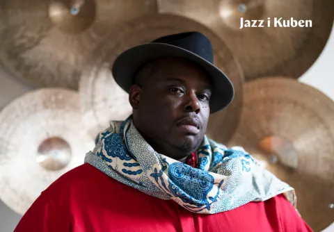 Ett porträtt av Johnathan Blake i hatt