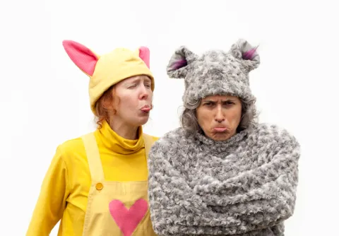 Elin Waileth och Emelie Bardon i sina kostymer en nalle och en katt