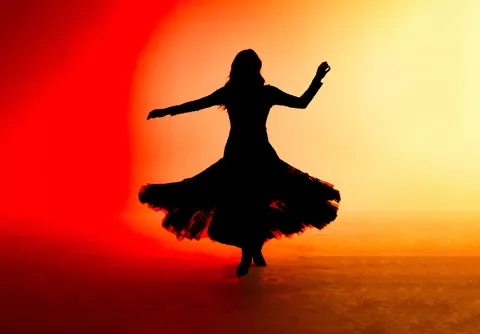 En tjej som dansar i siluett. 