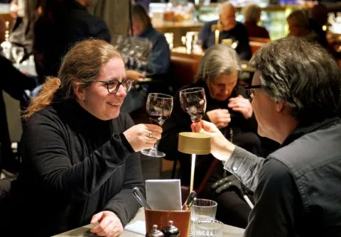 Ett par som skålar på after work konsert