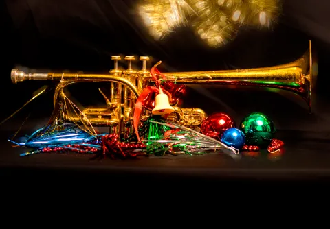 Julgranskulor och instrument med en mörk bakgrund som symboliserar julen