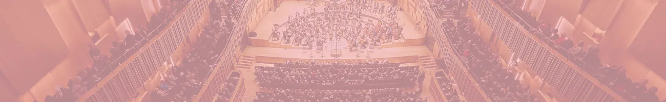 Stora konsertsalen på Malmö Live med transparent färgruta i Platinaabonnemangets färg