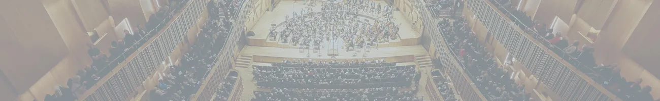 Stora konsertsalen på Malmö Live med transparent färgruta i Silverabonnemangets färg