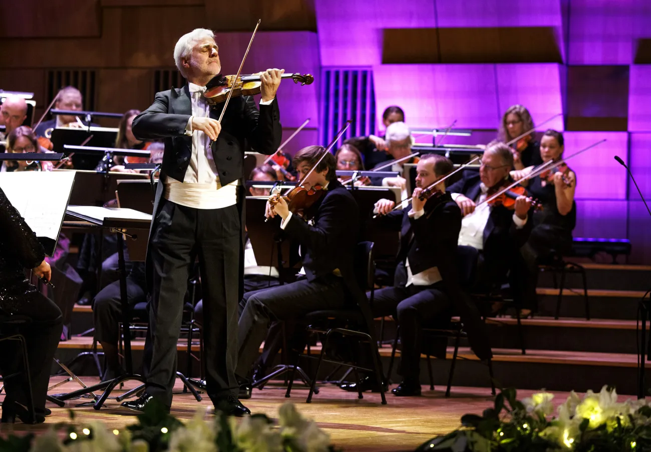 Rainer Honeck, solist och stehgeiger under Wienerafton på Malmö Live Konserhus