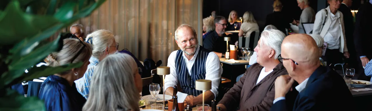 Sällskap som äter i Bistro Live
