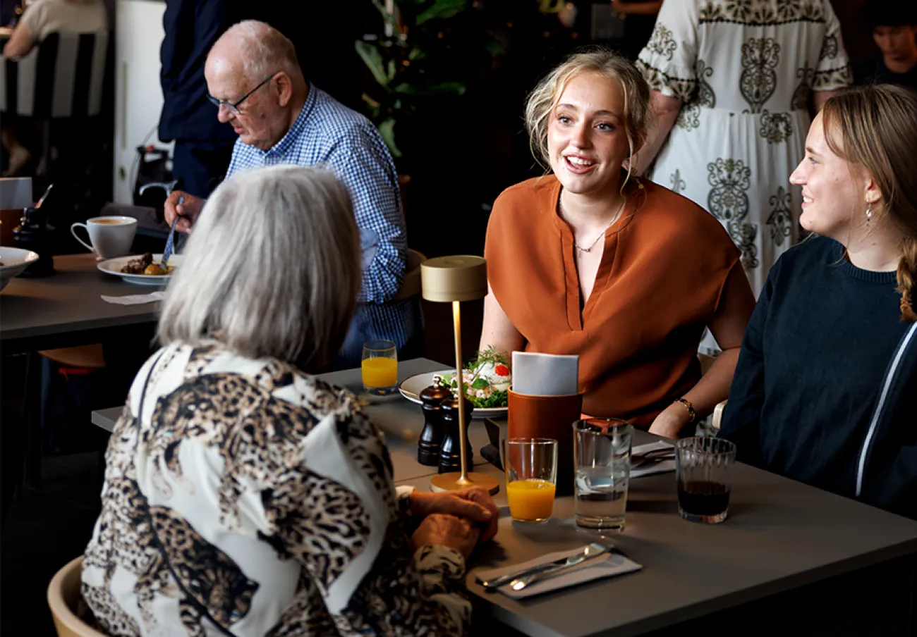 Sällskap som umgås under en brunch i Bistro Live