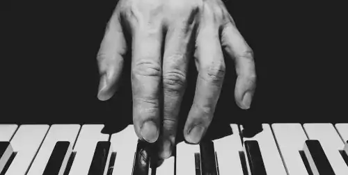 Bild på fingrar på pianotangenter