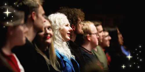 Publik i konsertsalen och dekorativt glitter