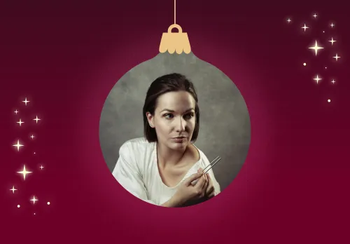 Kathrin Lorenzen inuti en julgranskula.