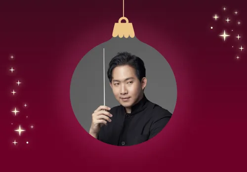 Samuel Lee inuti en julgranskula.