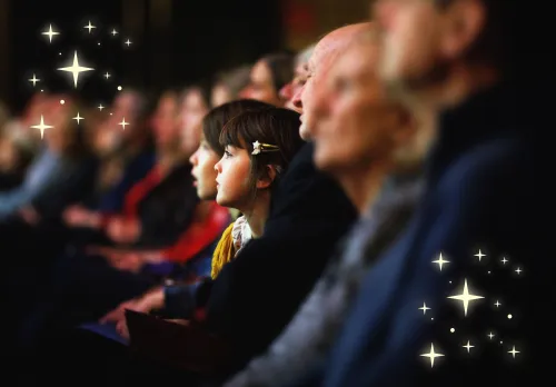 Stämningsfull bild på publik i konsertsalen och glittrande illustrationer