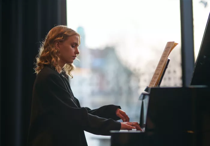 Julia Isaksson spelar Lizts pianokonsert nr 1