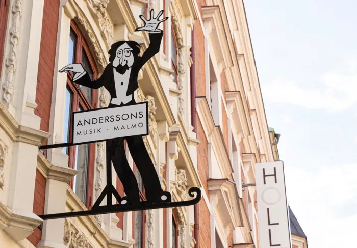 Skylten för Anderssons musik som fortfarande hänger kvar på Södra Förstadsgatan