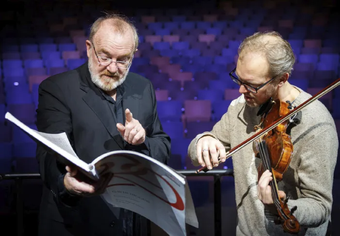 Martyn Brabbins och violinist tittar i notblad