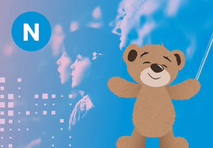 Illustrerad Nalle över ikon för Nalleserien och infärgad bild på barn i publik