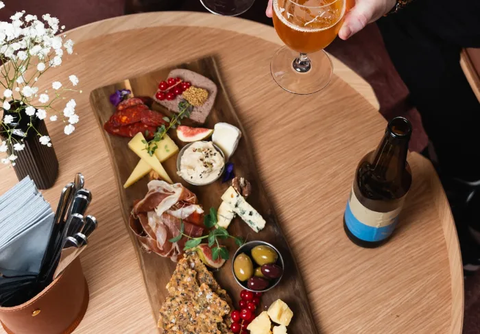 Ost- och charkbricka på bord