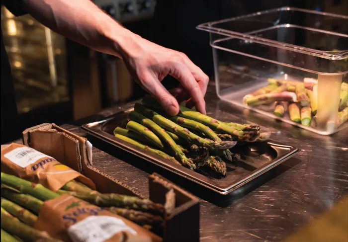 Förberedning av sparris i Bistro Lives kök