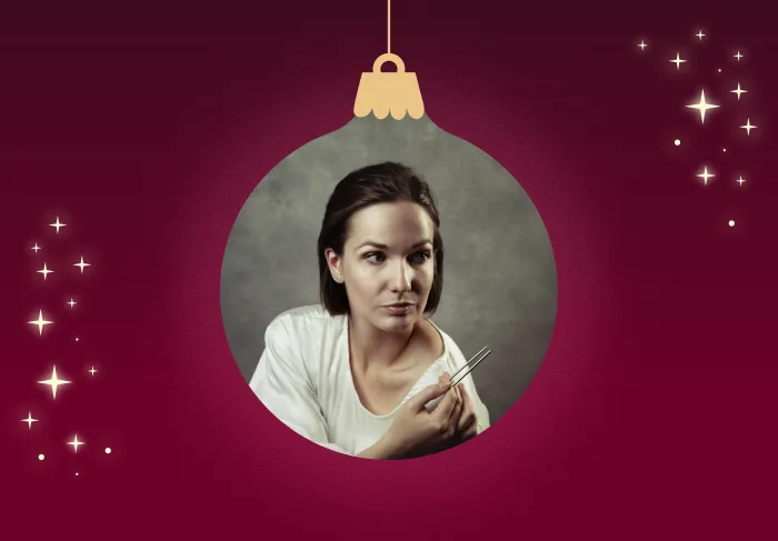 Kathrin Lorenzen inuti en julgranskula.