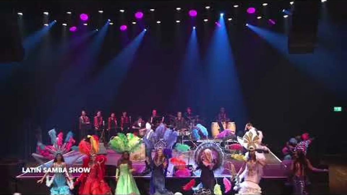 Destaque.  Defilering av stora karnevalsdräkter med Latin Samba Show.